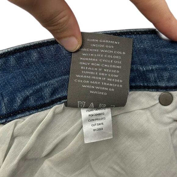 Torrid 5 Inch Vintage Stretch Mid-Rise Short NWT Womens Sz 22 Light Wash Classic - Picture 6 of 6